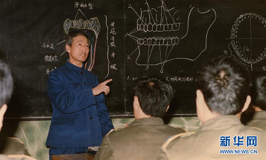 (新華全媒頭條·時(shí)代先鋒·圖文互動(dòng))(10)傳奇的英雄 無(wú)悔的忠誠(chéng)——記刑偵痕跡檢驗(yàn)專家崔道植