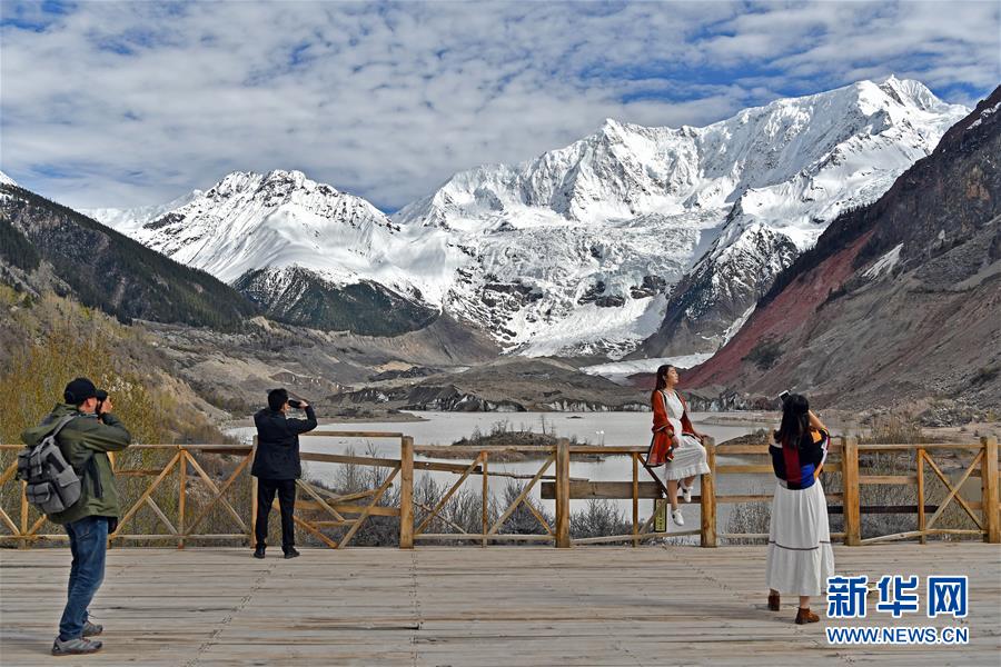 (壯麗70年·奮斗新時代·圖文互動)(5)駛向幸福的“天路”——川藏公路藏區(qū)變遷