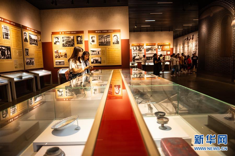 (壯麗70年·奮斗新時(shí)代——記者再走長(zhǎng)征路·圖文互動(dòng))(6)歷史在這里轉(zhuǎn)折:探訪遵義會(huì)議會(huì)址