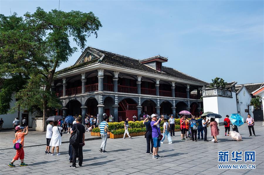 (新華全媒頭條·壯麗70年·奮斗新時代——記者再走長征路·圖文互動)(7)偉大轉(zhuǎn)折是怎樣發(fā)生的——重回遵義會議現(xiàn)場