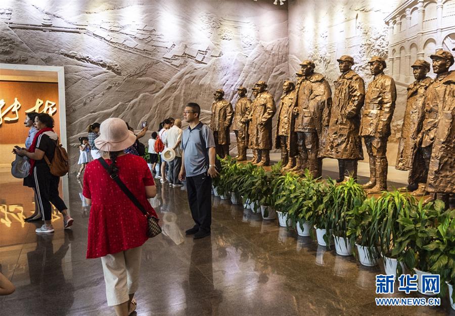 (新華全媒頭條·壯麗70年·奮斗新時代——記者再走長征路·圖文互動)(8)偉大轉(zhuǎn)折是怎樣發(fā)生的——重回遵義會議現(xiàn)場