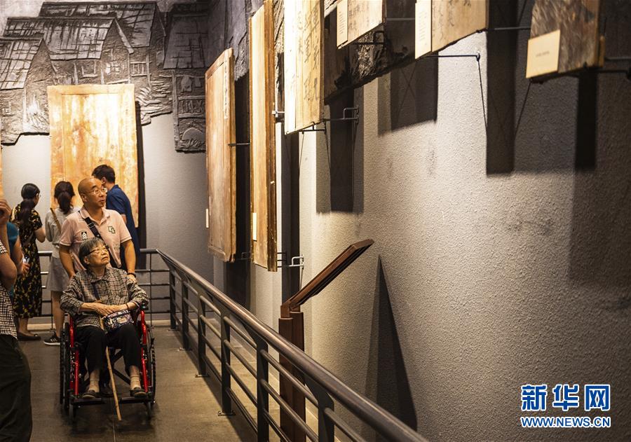 (新華全媒頭條·壯麗70年·奮斗新時代——記者再走長征路·圖文互動)(10)偉大轉(zhuǎn)折是怎樣發(fā)生的——重回遵義會議現(xiàn)場