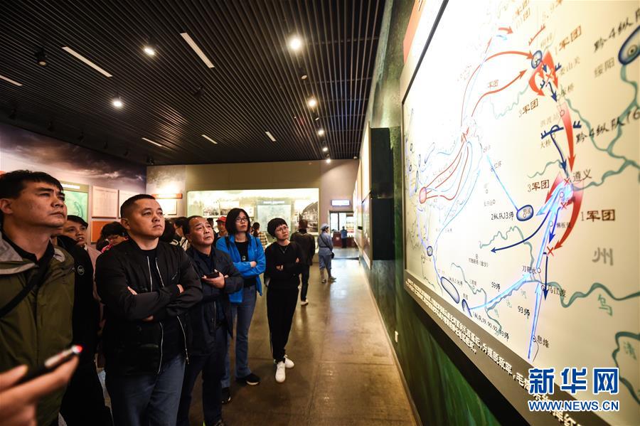 (新華全媒頭條·壯麗70年·奮斗新時代——記者再走長征路·圖文互動)(3)偉大轉(zhuǎn)折是怎樣發(fā)生的——重回遵義會議現(xiàn)場