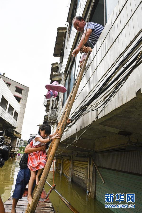 （抗洪搶險(xiǎn)·圖文互動(dòng)）（2）洪水來(lái)時(shí)，那暖心的民間救援