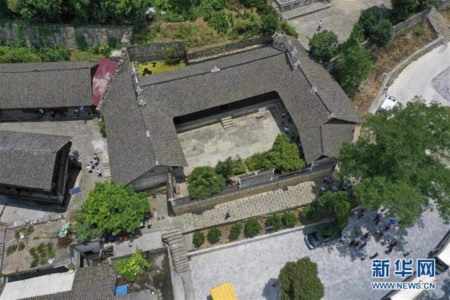 （壯麗70年·奮斗新時代——記者再走長征路·圖文互動）（2）手捧棉被憶紅軍：走了那么多年，我們都念他們的好