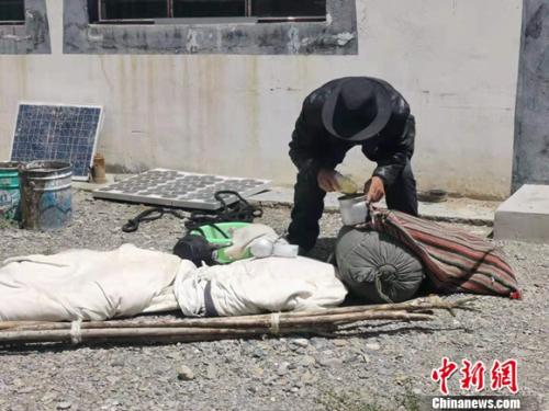 圖為黨確桑布展示以前巡邊時(shí)要帶的東西。 謝藝觀 攝