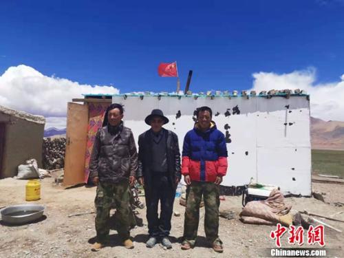 圖為黨確桑布和兩個(gè)兒子。 謝藝觀 攝