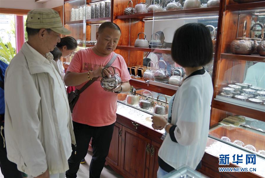 （在習(xí)近平新時(shí)代中國特色社會主義思想指引下——新時(shí)代新作為新篇章·總書記關(guān)心的百姓身邊事·圖文互動）（3）留住鄉(xiāng)愁 綻放新顏——傳統(tǒng)村落保護(hù)激發(fā)鄉(xiāng)村活力