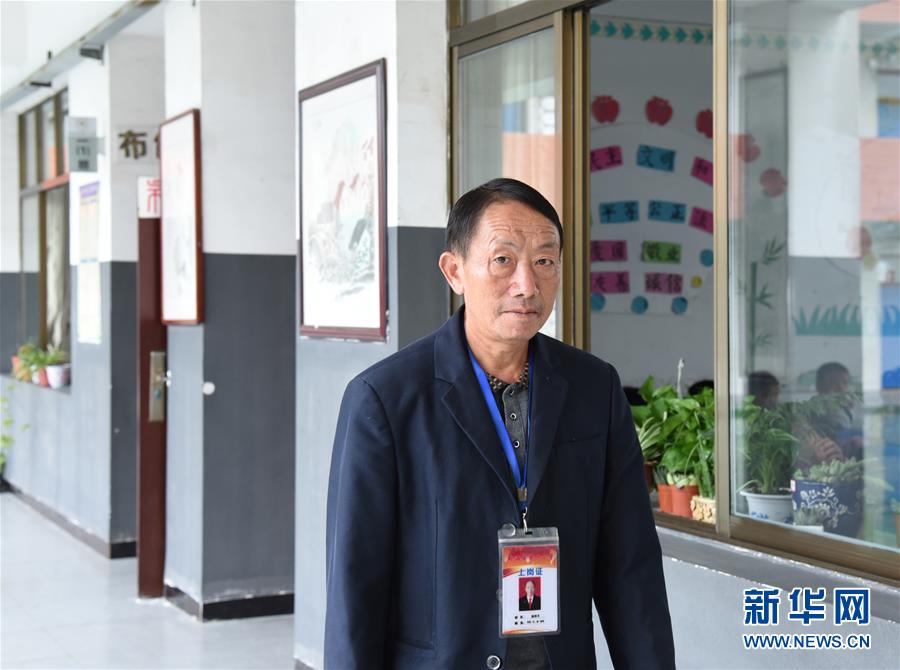 (愛國情 奮斗者·圖文互動(dòng))(1)大山園丁的堅(jiān)守——記貴州黔西縣鄉(xiāng)村教師楊紹書