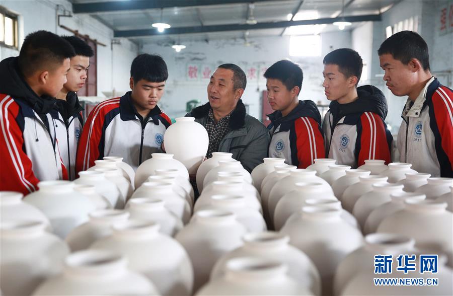 (壯麗70年·奮斗新時(shí)代——共和國(guó)發(fā)展成就巡禮·圖文互動(dòng))(3)優(yōu)先發(fā)展 奠基未來(lái)——共和國(guó)教育事業(yè)發(fā)展成就巡禮