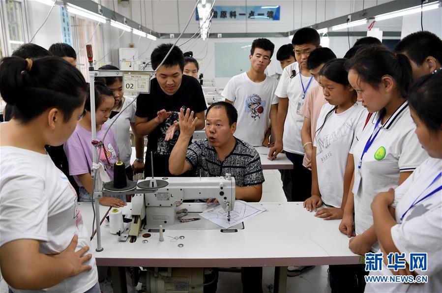 (壯麗70年·奮斗新時(shí)代——共和國(guó)發(fā)展成就巡禮·圖文互動(dòng))(4)優(yōu)先發(fā)展 奠基未來(lái)——共和國(guó)教育事業(yè)發(fā)展成就巡禮