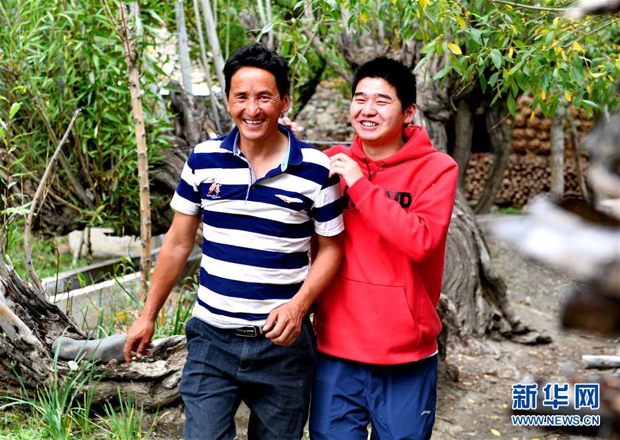 （在習(xí)近平新時(shí)代中國(guó)特色社會(huì)主義思想指引下——新時(shí)代新作為新篇章·總書記關(guān)心的百姓身邊事·圖文互動(dòng))（3）“我走進(jìn)大山，是為了讓你走出大山”——大學(xué)生支教故事