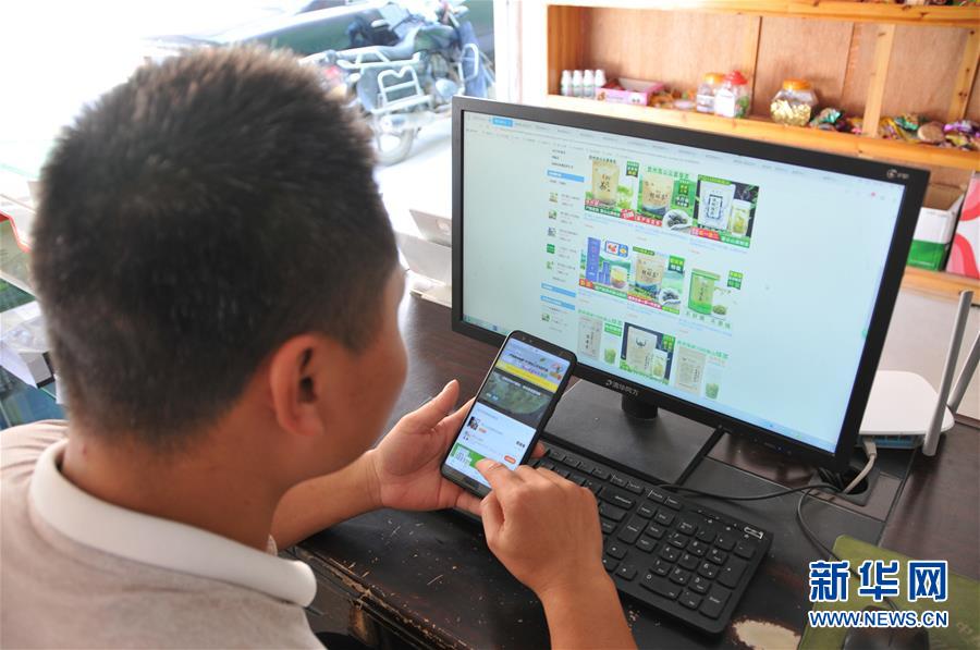 （在習(xí)近平新時(shí)代中國(guó)特色社會(huì)主義思想指引下——新時(shí)代新作為新篇章·總書記關(guān)心的百姓身邊事·圖文互動(dòng)）（1）手機(jī)成為“新農(nóng)具”　莊戶人變“新店家”——農(nóng)村電商助力農(nóng)民豐收