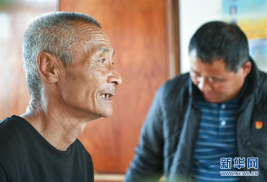 (在習(xí)近平新時(shí)代中國(guó)特色社會(huì)主義思想指引下——新時(shí)代新作為新篇章·總書(shū)記關(guān)心的百姓身邊事·圖文互動(dòng))(2)一本“村官”日記里的扶貧路——小故事里的大情懷之四