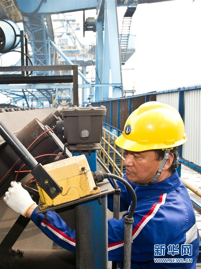 (愛國情 奮斗者·圖文互動)(1)錨定無悔奮進的航向——記港口創(chuàng)新路上的“藍領(lǐng)專家”孔祥瑞