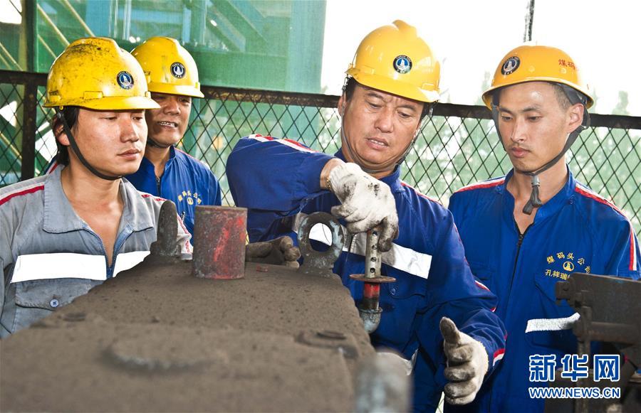 (愛國情 奮斗者·圖文互動)(2)錨定無悔奮進的航向——記港口創(chuàng)新路上的“藍領(lǐng)專家”孔祥瑞