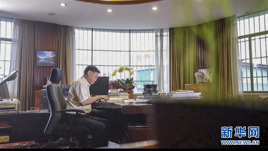 (新華全媒頭條·時(shí)代先鋒·圖文互動(dòng))(6)“要把論文寫在大地上”——記“農(nóng)民院士”朱有勇