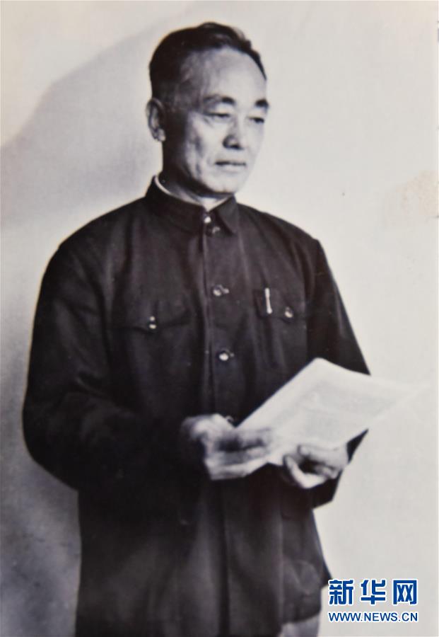 （新華全媒頭條·圖文互動(dòng)）（3）滄海橫流 信仰彌堅(jiān)——記共產(chǎn)黨員、湘潭大學(xué)九旬教授滄南