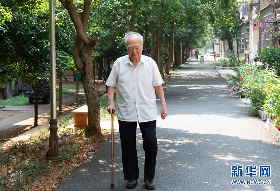 （新華全媒頭條·圖文互動(dòng)）（9）滄海橫流 信仰彌堅(jiān)——記共產(chǎn)黨員、湘潭大學(xué)九旬教授滄南