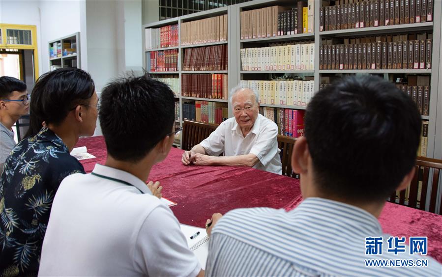 （新華全媒頭條·圖文互動(dòng)）（4）滄海橫流 信仰彌堅(jiān)——記共產(chǎn)黨員、湘潭大學(xué)九旬教授滄南