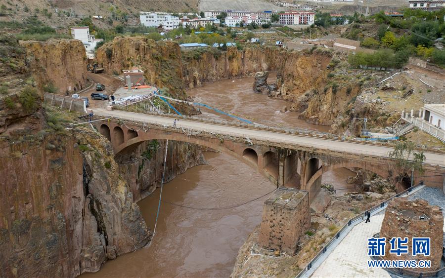 （新華全媒頭條·圖文互動）（6）格?；ㄩ_滿天路——寫在川藏公路通車65周年之際