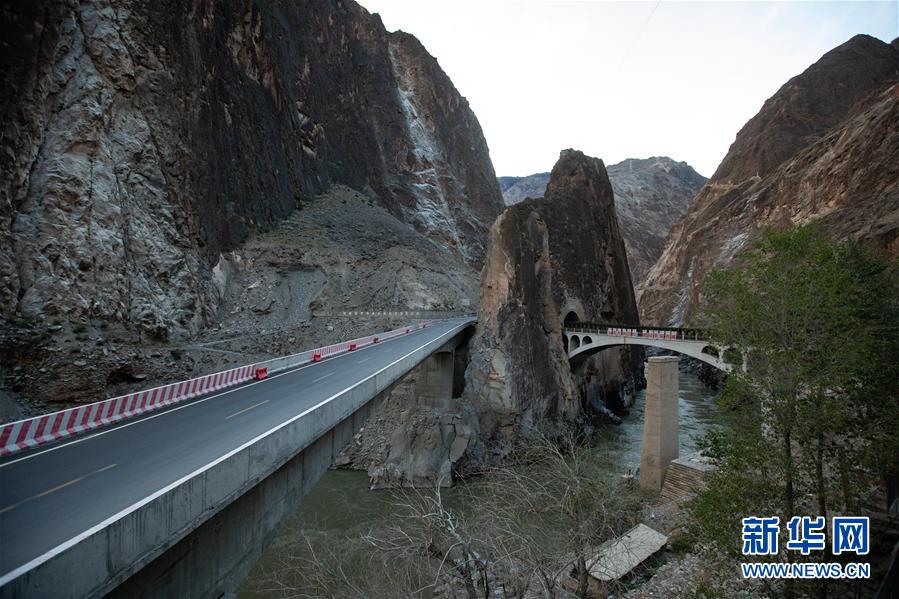 （新華全媒頭條·圖文互動）（8）格?；ㄩ_滿天路——寫在川藏公路通車65周年之際