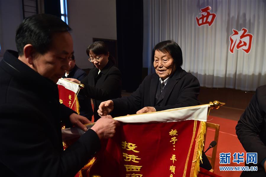 (新華全媒頭條·兩會(huì)特別報(bào)道·圖文互動(dòng))(4)向著夢想的接力——“90歲”與“95后”代表的“對話”