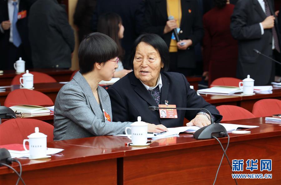 (新華全媒頭條·兩會(huì)特別報(bào)道·圖文互動(dòng))(5)向著夢想的接力——“90歲”與“95后”代表的“對話”