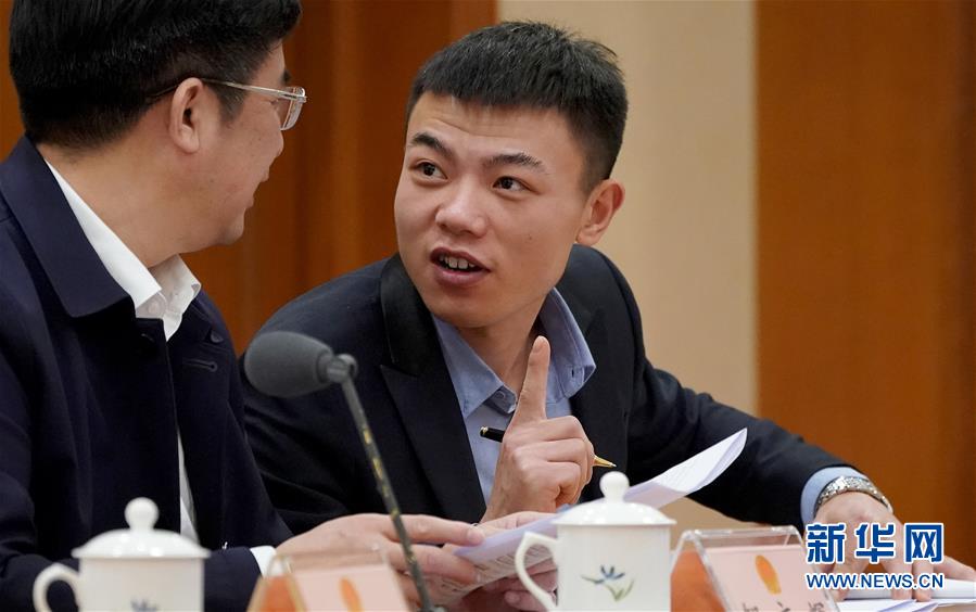 (新華全媒頭條·兩會(huì)特別報(bào)道·圖文互動(dòng))(6)向著夢想的接力——“90歲”與“95后”代表的“對話”