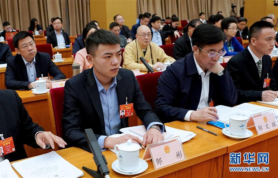 (新華全媒頭條·兩會(huì)特別報(bào)道·圖文互動(dòng))(7)向著夢想的接力——“90歲”與“95后”代表的“對話”