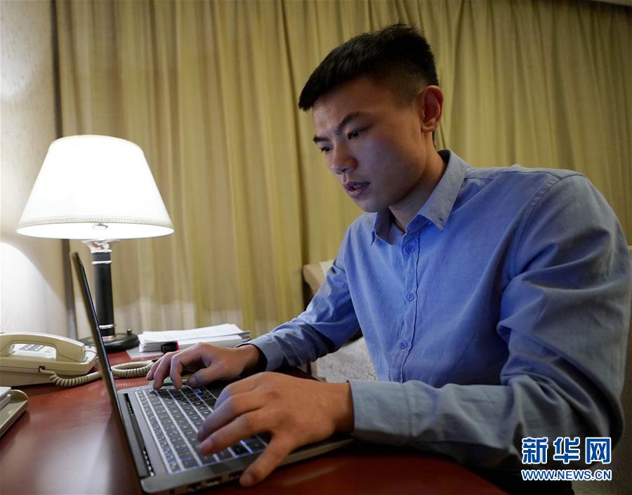 (新華全媒頭條·兩會(huì)特別報(bào)道·圖文互動(dòng))(10)向著夢想的接力——“90歲”與“95后”代表的“對話”