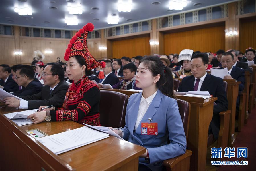 (新華全媒頭條·兩會(huì)特別報(bào)道·圖文互動(dòng))(11)向著夢想的接力——“90歲”與“95后”代表的“對話”