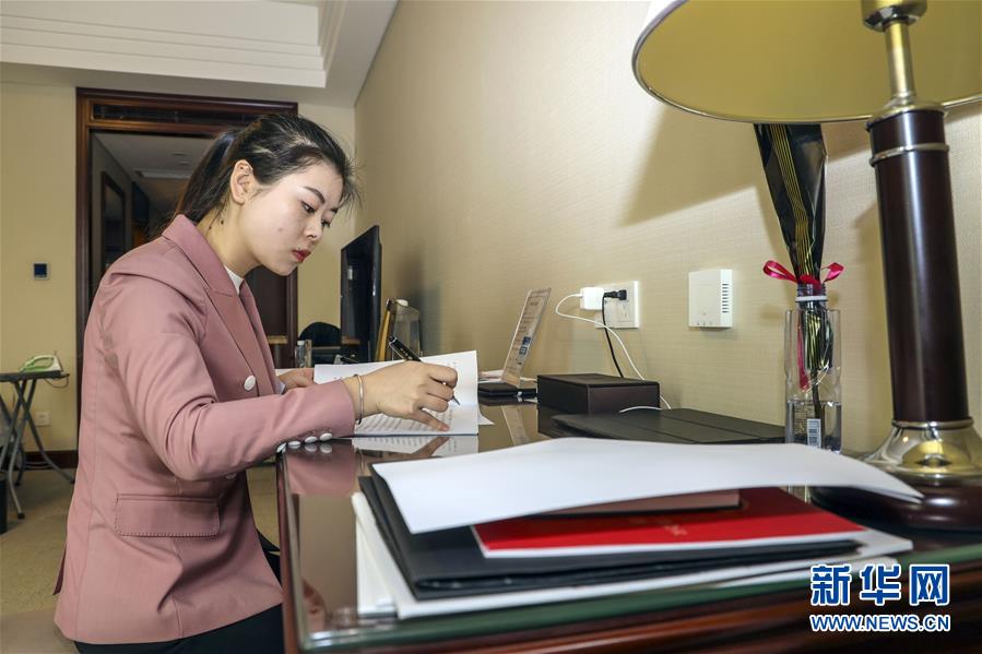 (新華全媒頭條·兩會(huì)特別報(bào)道·圖文互動(dòng))(12)向著夢想的接力——“90歲”與“95后”代表的“對話”