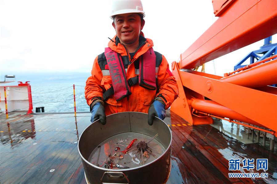 (“雪龍”探南極·圖文互動)(5)中國南極考察隊(duì)順利完成宇航員海綜合科考