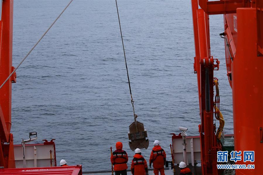 (“雪龍”探南極·圖文互動)(6)中國南極考察隊(duì)順利完成宇航員海綜合科考