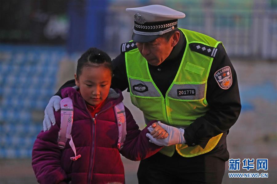 (新春走基層·圖文互動)(1)老楊貓腰護學(xué):20米走了33年