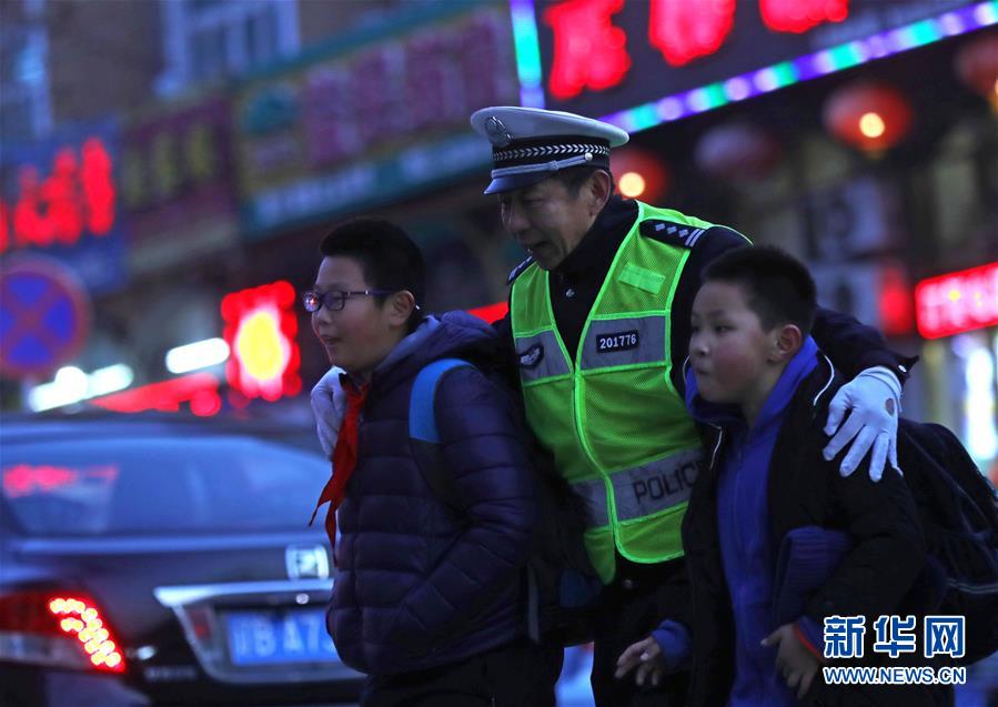 (新春走基層·圖文互動)(2)老楊貓腰護學(xué):20米走了33年