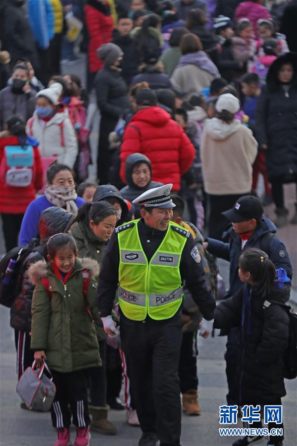 (新春走基層·圖文互動)(3)老楊貓腰護學(xué):20米走了33年