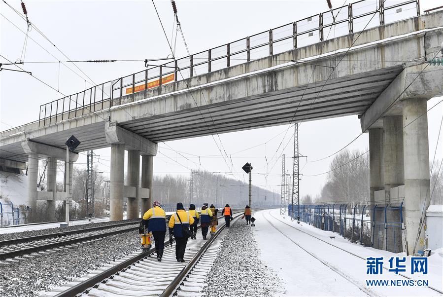 （新春走基層）（12）嚴(yán)寒下的“鐵路醫(yī)生”：風(fēng)雪中守護(hù)回家路