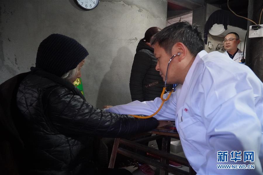 (新春走基層·圖文互動)(2)高山來了醫(yī)療隊(duì)