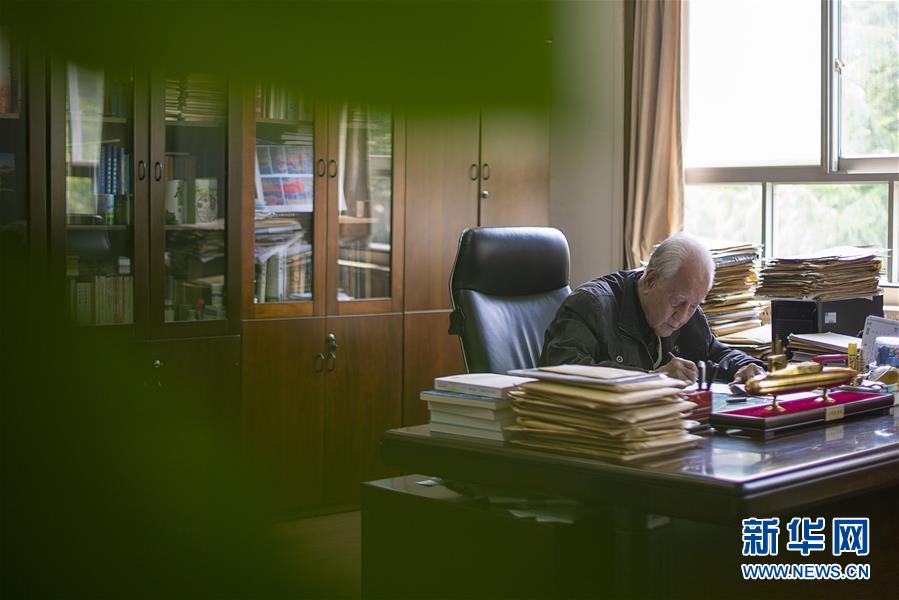 （今日關(guān)注·科技獎(jiǎng)勵(lì)大會(huì)·圖文互動(dòng)）（5）此生屬于祖國(guó)，此生無怨無悔——隱身30年的中國(guó)核潛艇先驅(qū)黃旭華