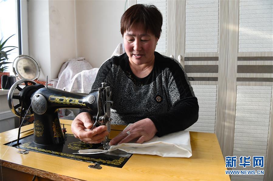 (新春走基層·圖文互動(dòng))(2)脫貧戶“虎妞”的“福袋”