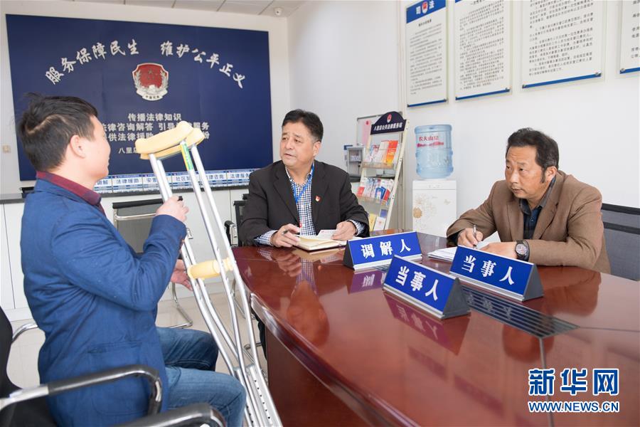 (新華全媒頭條·圖文互動(dòng))(9)為基層松綁減負(fù) 促干部擔(dān)當(dāng)作為——以習(xí)近平同志為核心的黨中央推進(jìn)“基層減負(fù)年”工作綜述