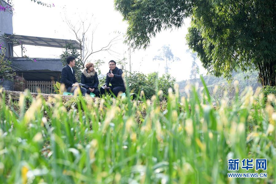 (新華全媒頭條·圖文互動(dòng))(12)為基層松綁減負(fù) 促干部擔(dān)當(dāng)作為——以習(xí)近平同志為核心的黨中央推進(jìn)“基層減負(fù)年”工作綜述