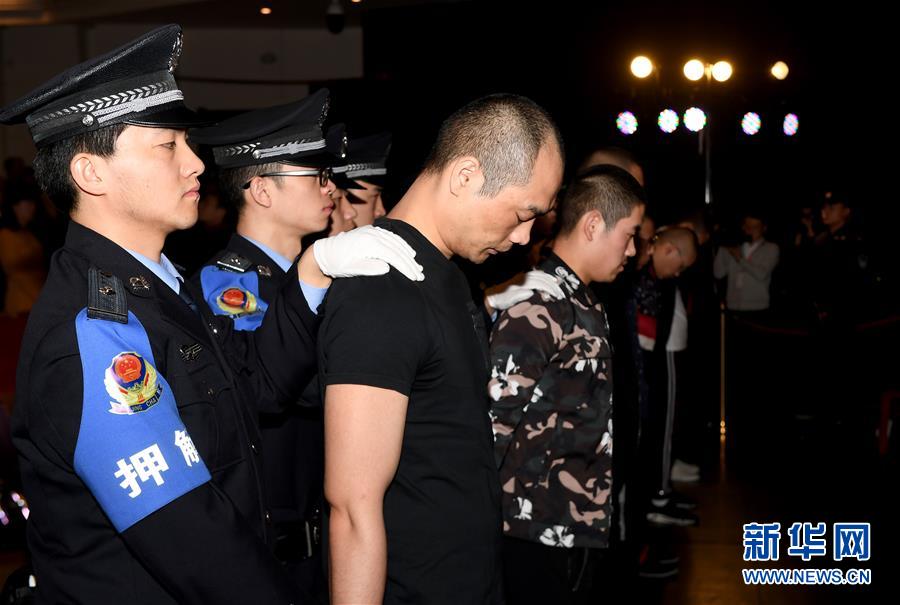 (新華全媒頭條·圖文互動)(3)擊楫中流正當(dāng)時(shí)——全國掃黑除惡專項(xiàng)斗爭推進(jìn)紀(jì)實(shí)