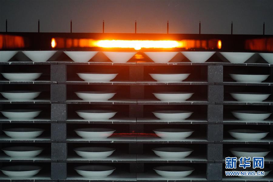 (新春走基層·圖文互動)(6)瓷鼠鬧新春