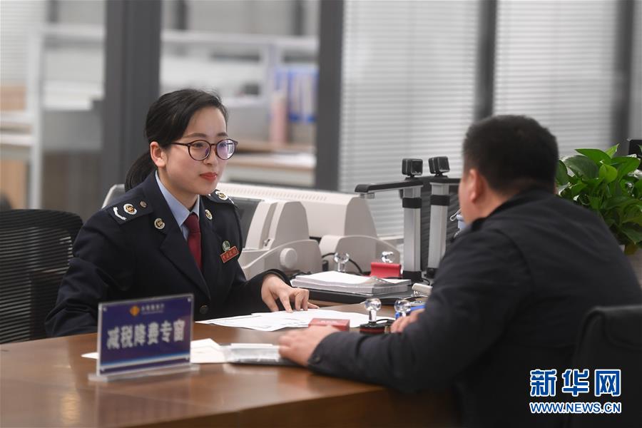 (新華全媒頭條·聚焦中國經(jīng)濟(jì)成績單·圖文互動(dòng))(9)為全面建成小康社會(huì)奠定堅(jiān)實(shí)基礎(chǔ)——從2019年數(shù)據(jù)看中國經(jīng)濟(jì)發(fā)展大勢