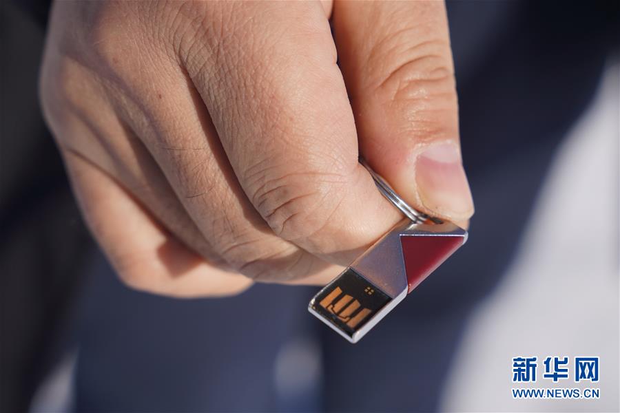 (新春走基層·圖文互動(dòng))(6)小鎮(zhèn)里的“U盤(pán)書(shū)記”