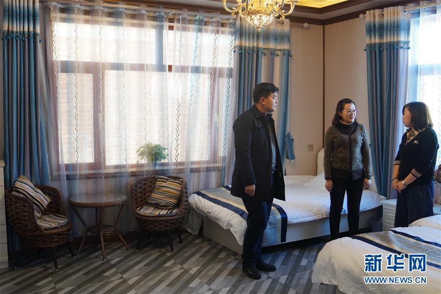 (新春走基層·圖文互動(dòng))(2)小鎮(zhèn)里的“U盤(pán)書(shū)記”