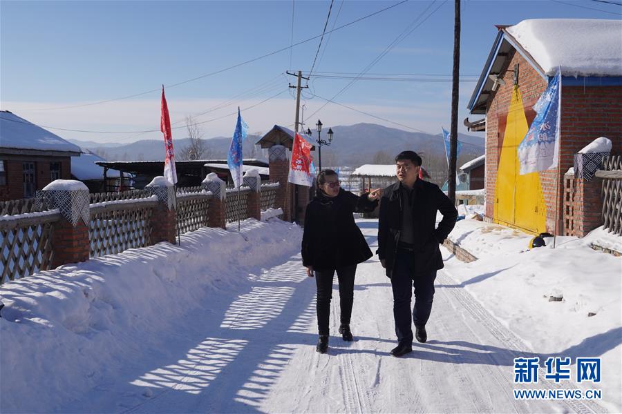 (新春走基層·圖文互動(dòng))(4)小鎮(zhèn)里的“U盤(pán)書(shū)記”